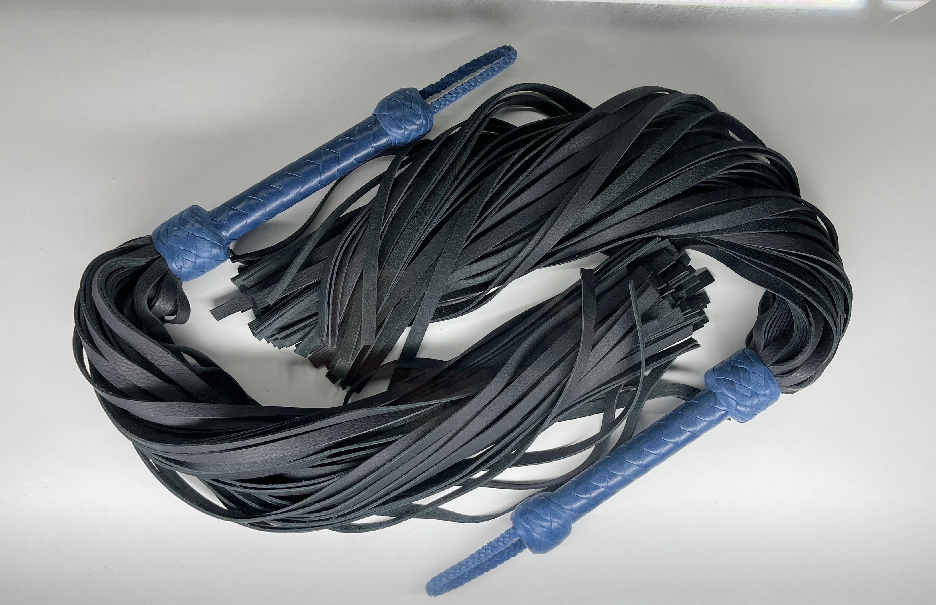 Флоггер из натуральной черный с синей ручкой Doctor Doc_Device 