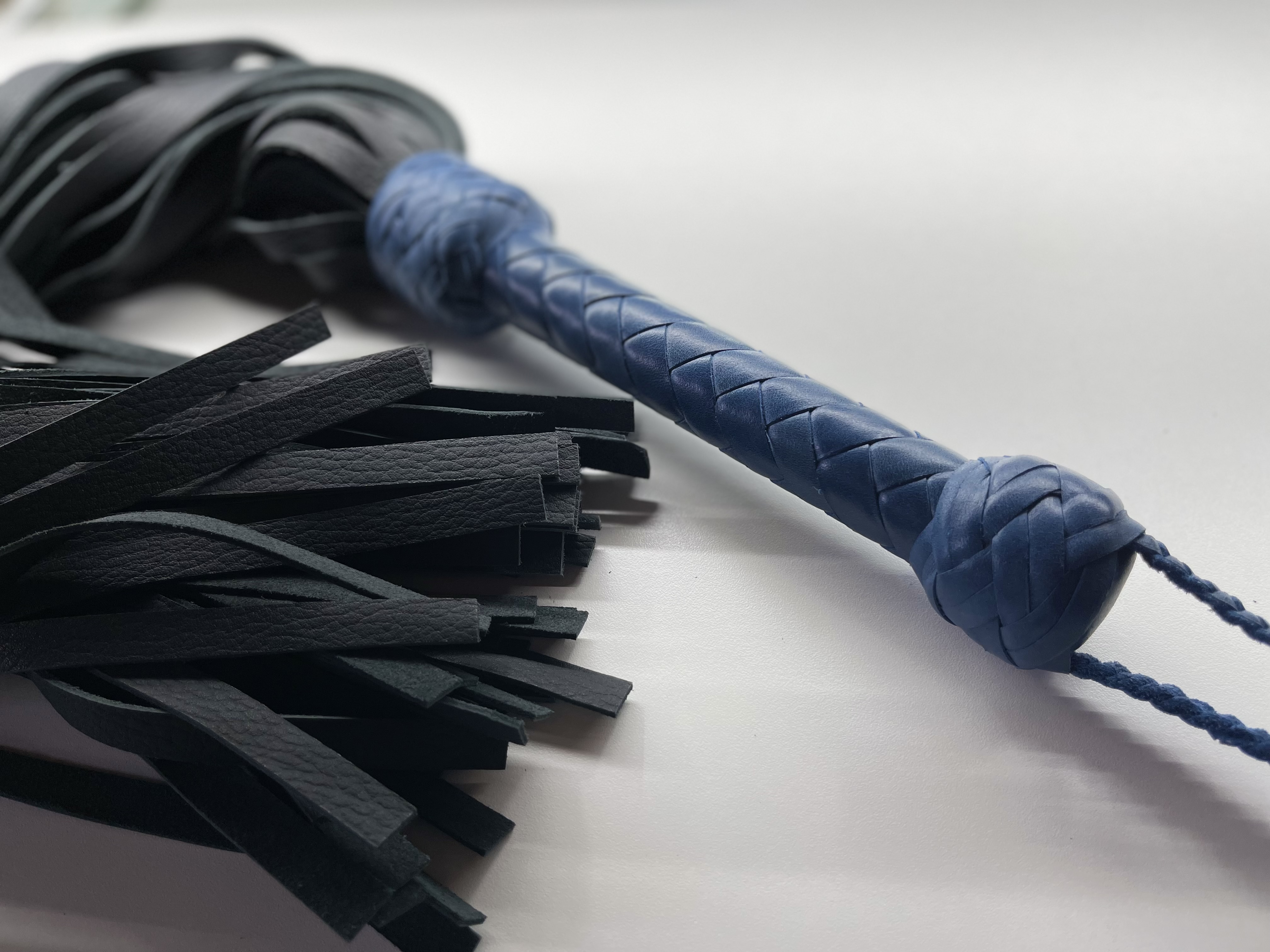 Флоггер из натуральной черный с синей ручкой Doctor Doc_Device 