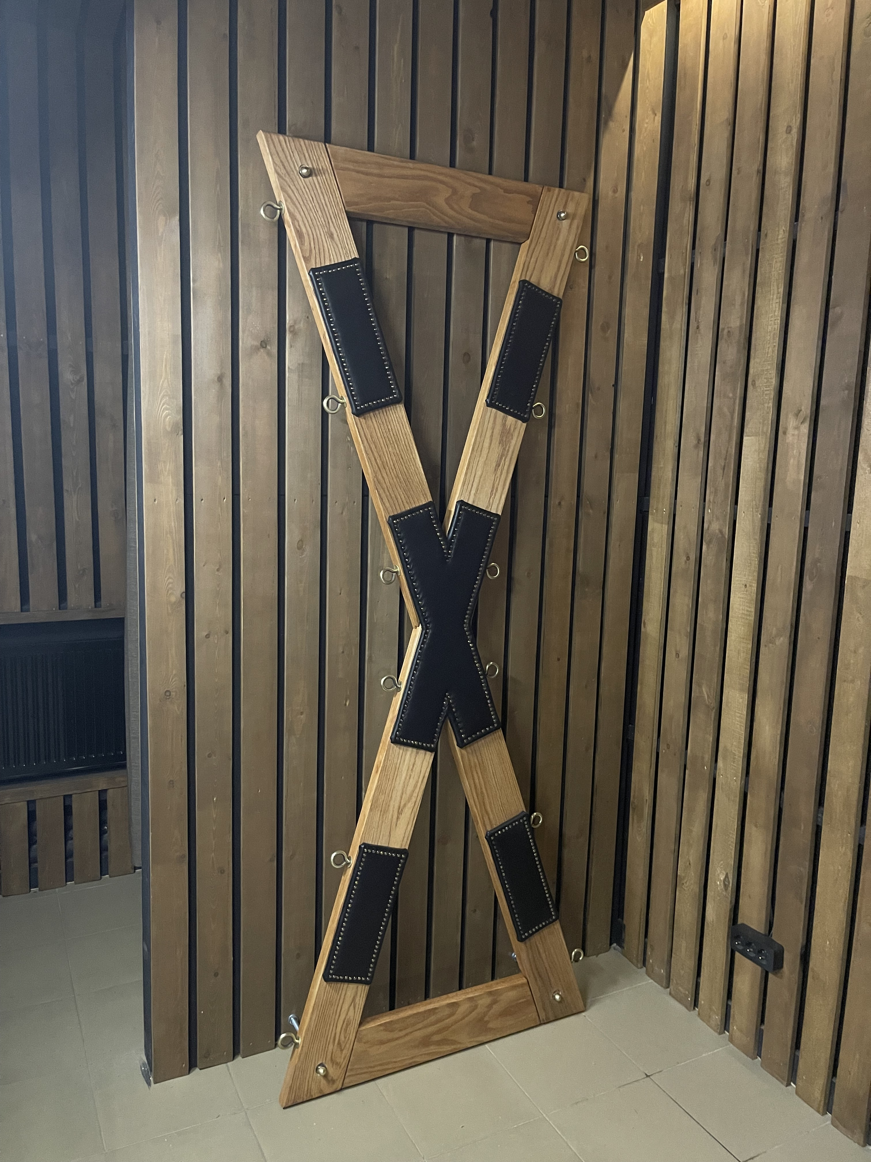 Андреевский крест для фиксации БДСМ, дуб, натуральная кожа 