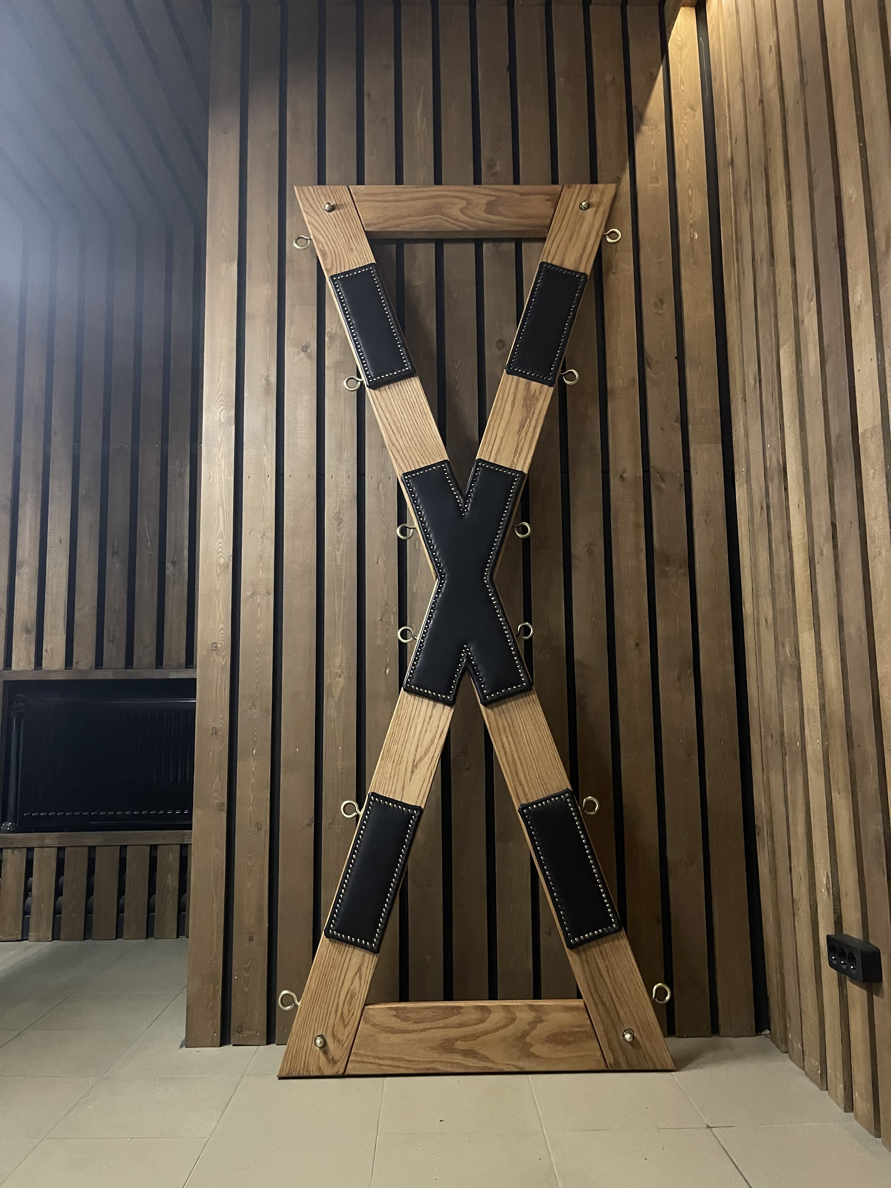 Андреевский крест для фиксации БДСМ, дуб, натуральная кожа 