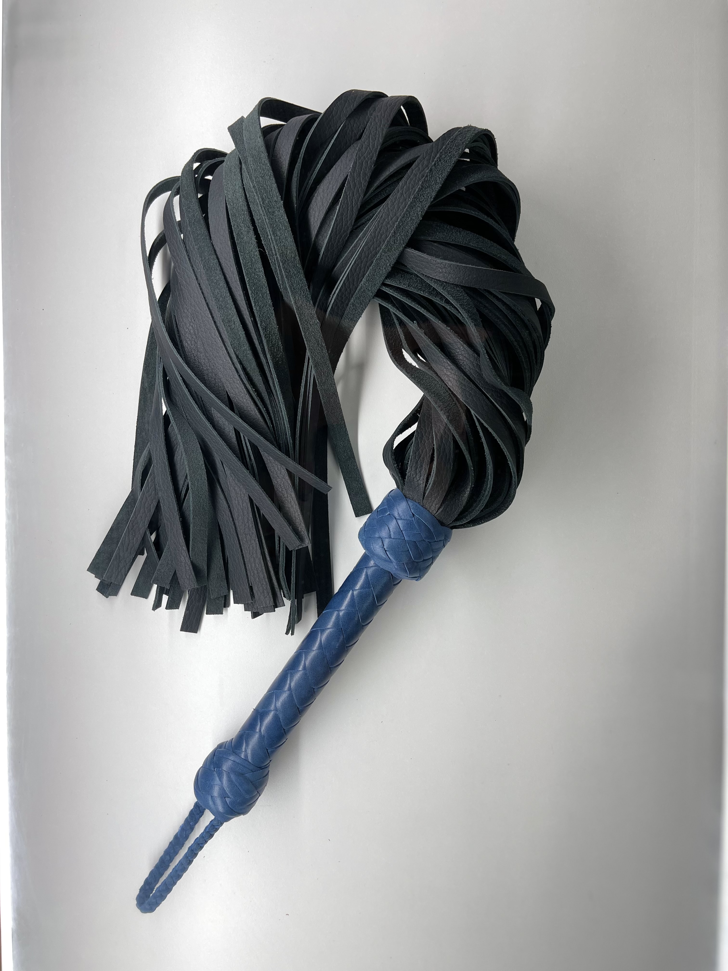 Флоггер из натуральной черный с синей ручкой Doctor Doc_Device 