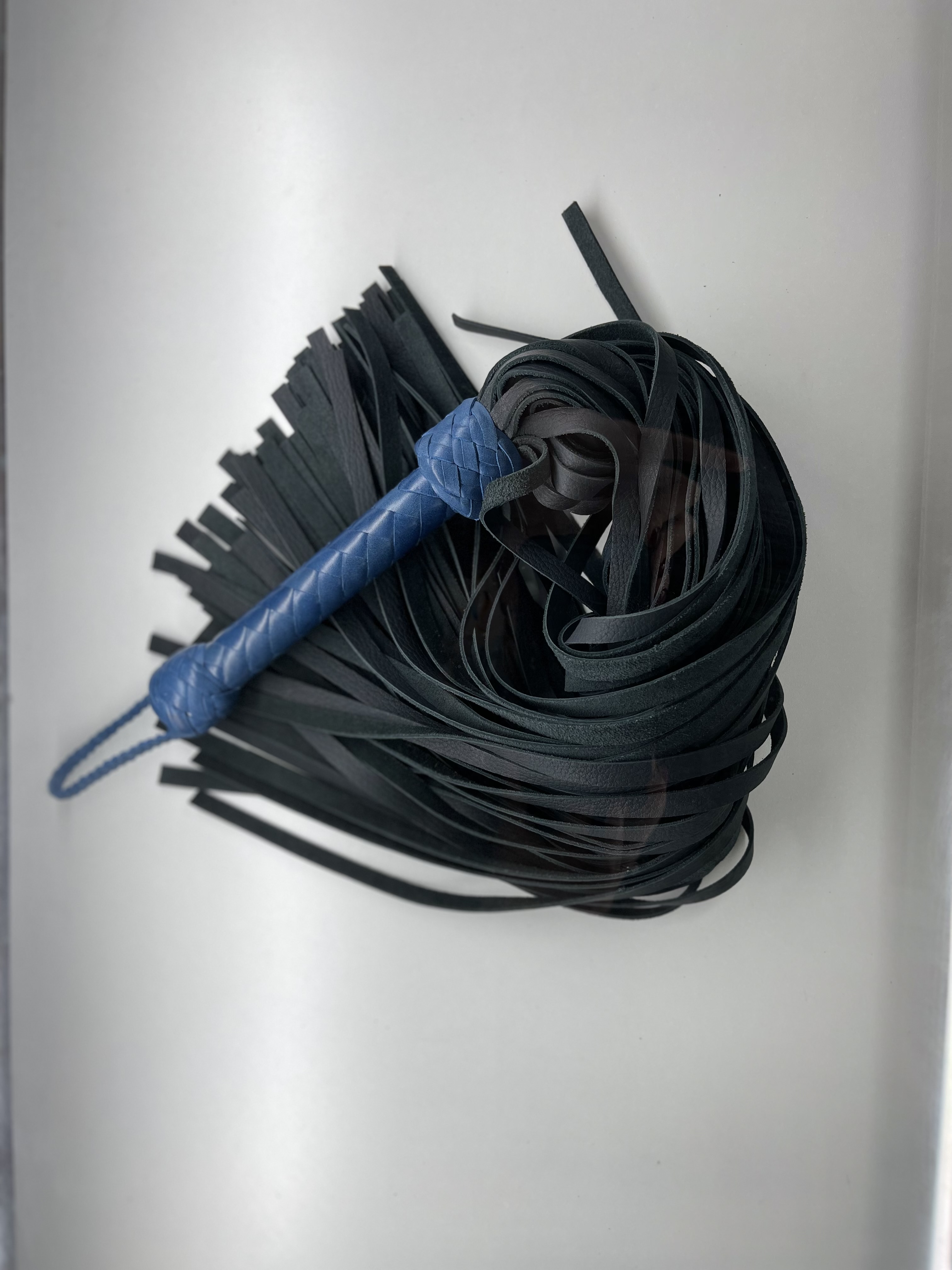 Флоггер из натуральной черный с синей ручкой Doctor Doc_Device 