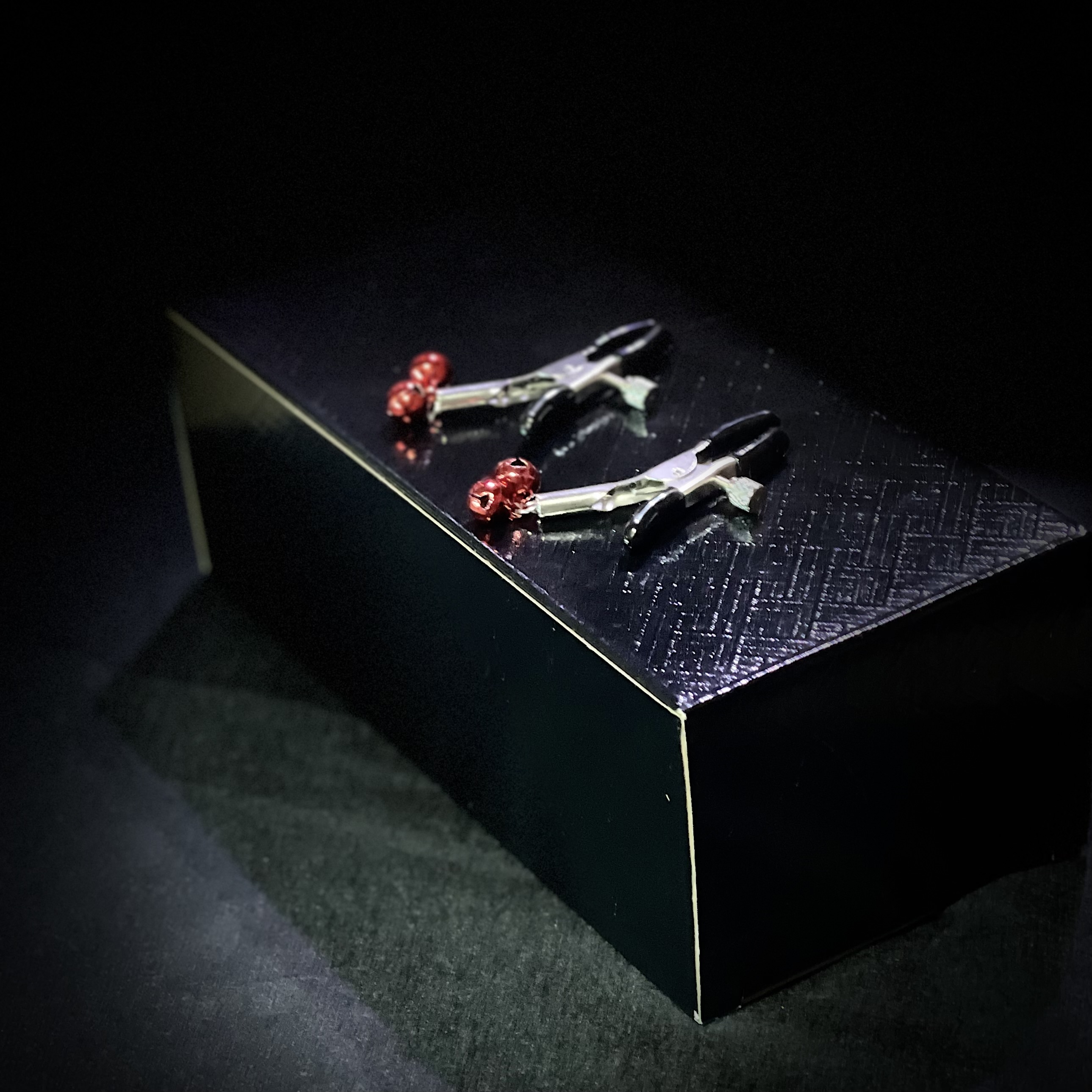 Зажимы для сосков с красными бубенчиками