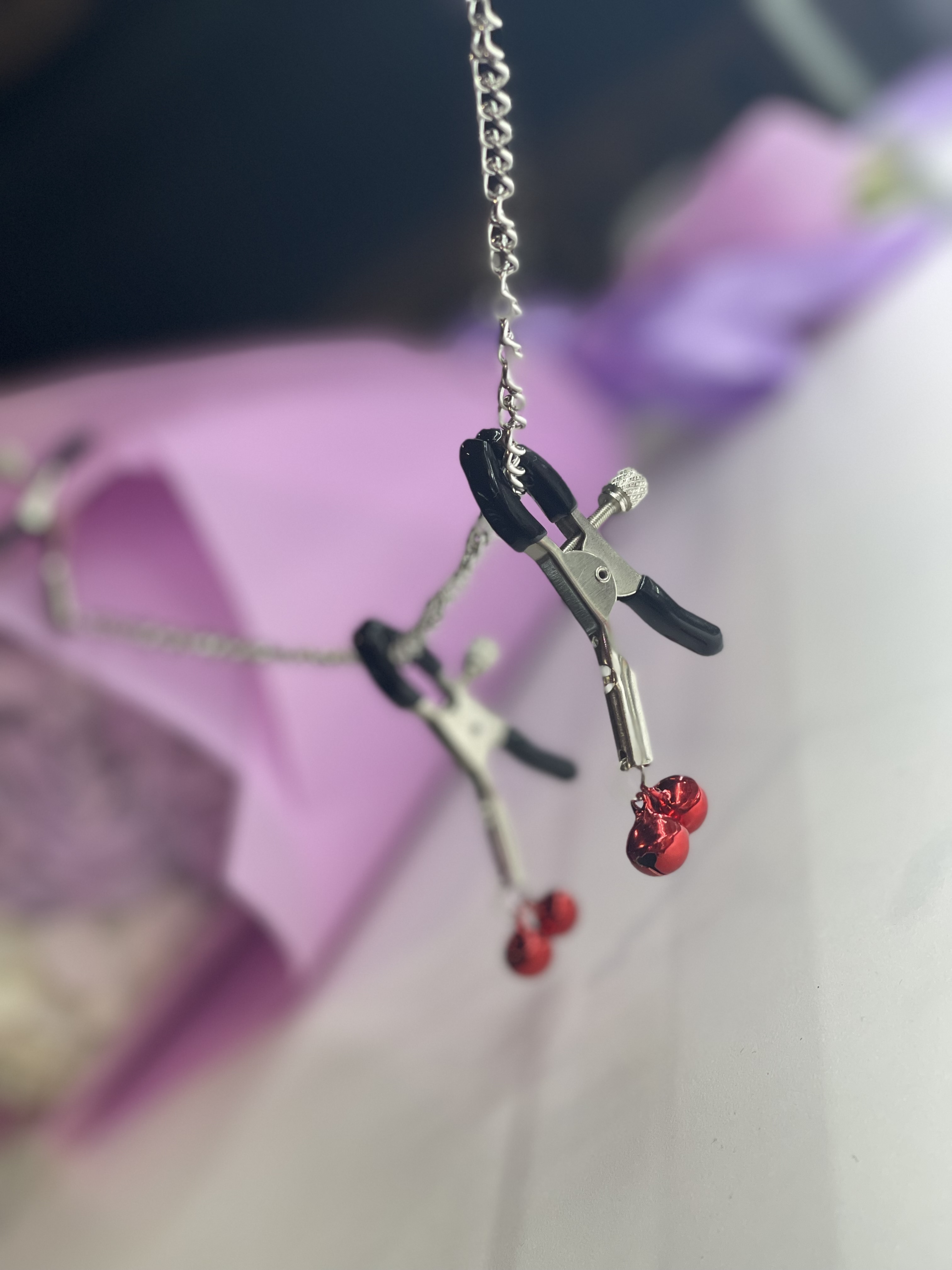 Зажимы для сосков с красными бубенчиками