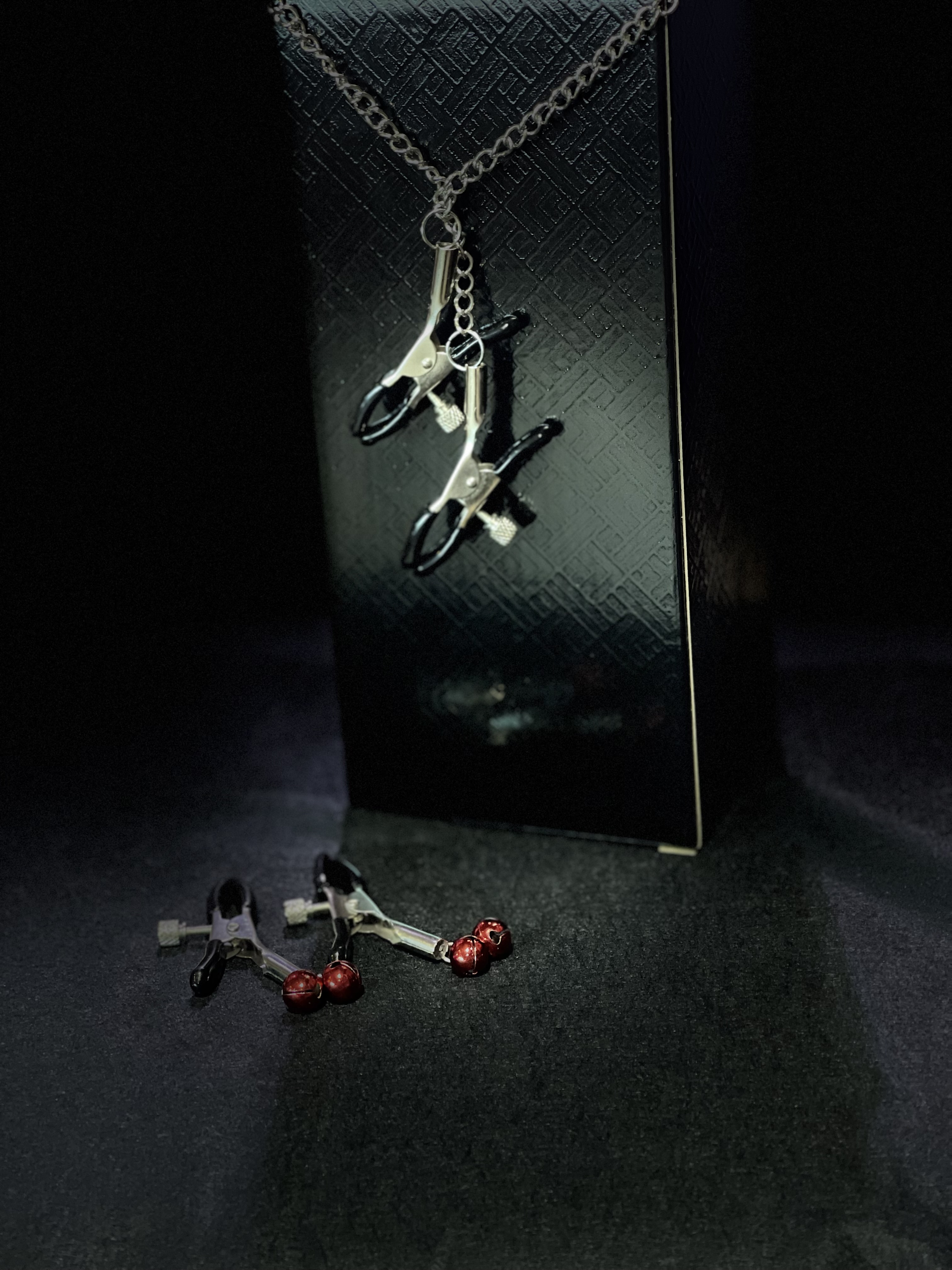 Зажимы для сосков с красными бубенчиками