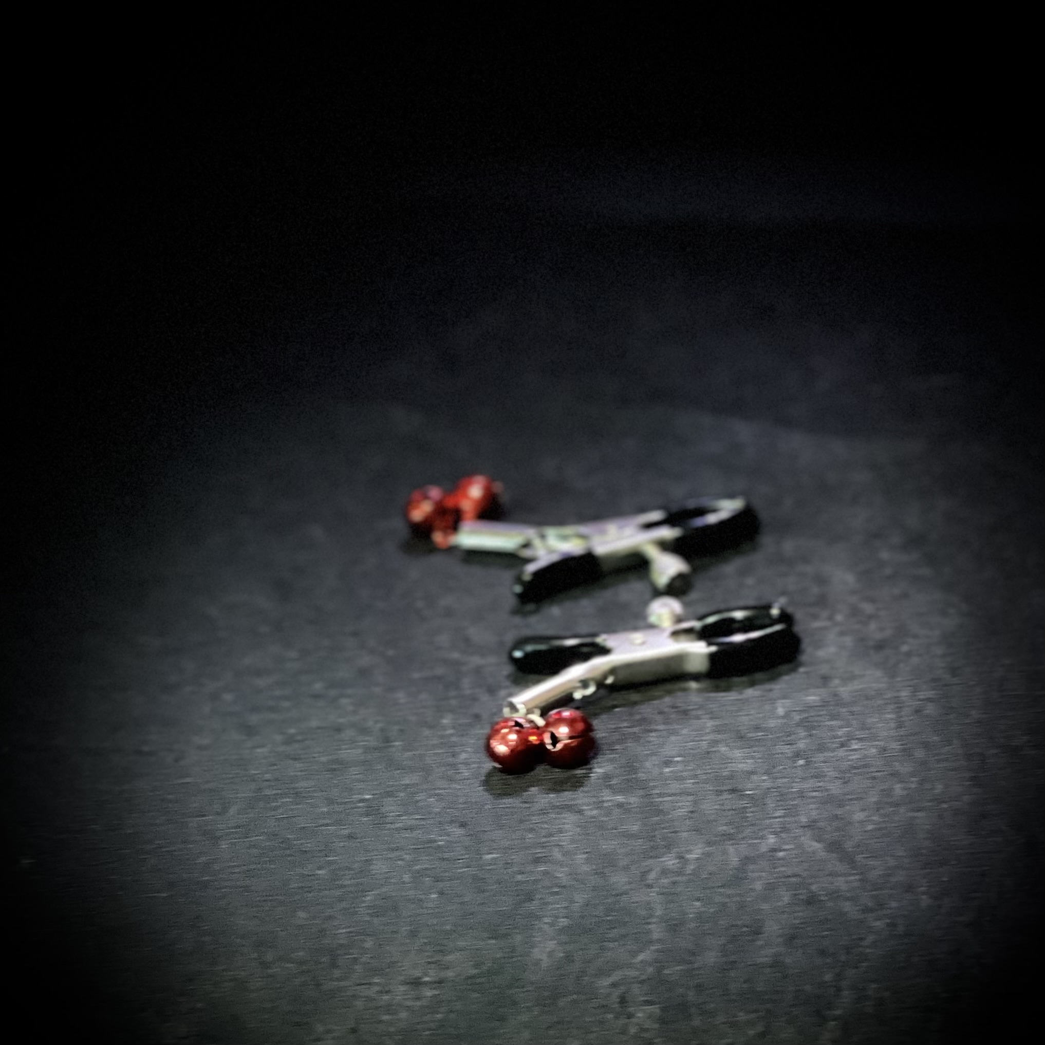 Зажимы для сосков с красными бубенчиками