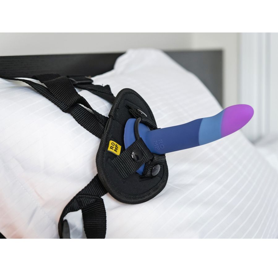 Romp Piccolo Pegging Kit: страпон  фаллоимитатор + пояс