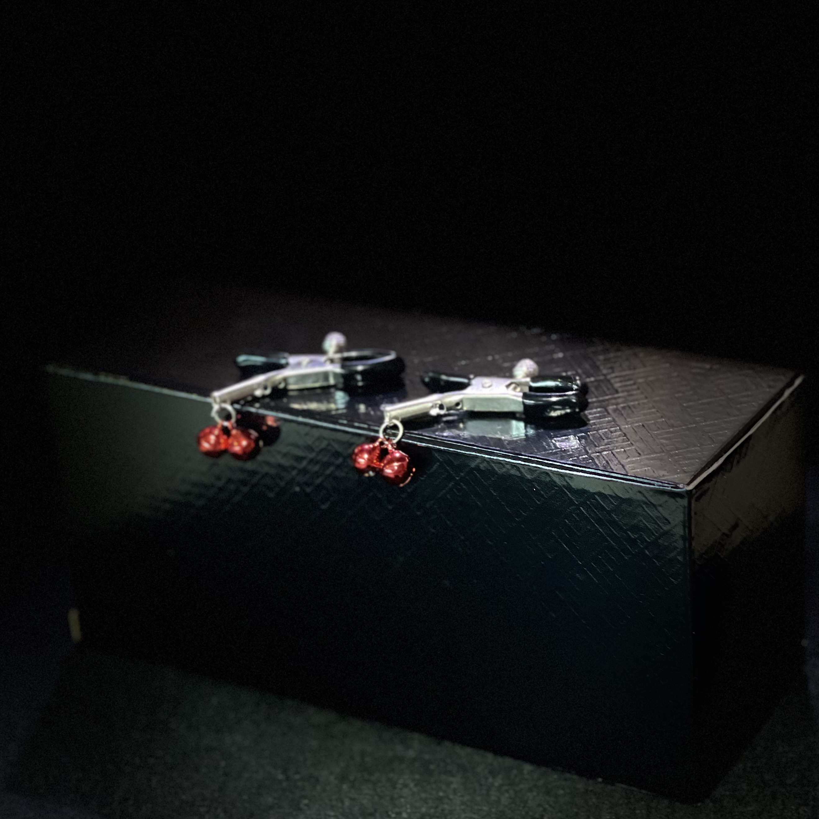 Зажимы для сосков с красными бубенчиками