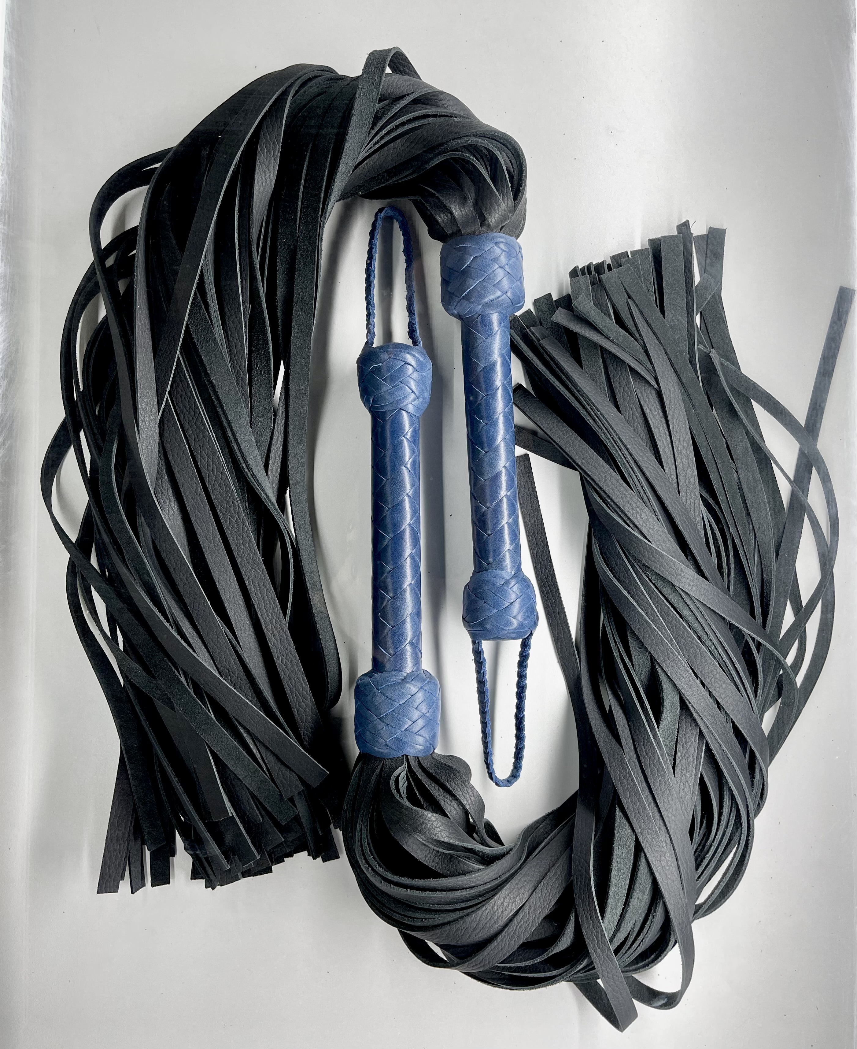 Флоггер из натуральной черный с синей ручкой Doctor Doc_Device 